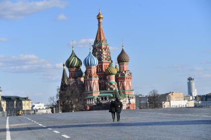 Москва. Двое на Красной площади.