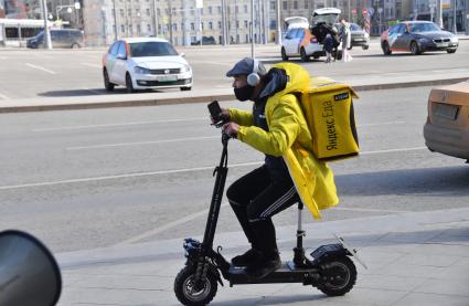 Москва. Сотрудник сервиса доставки еды.