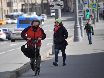 Москва. Мужчина на самокате.