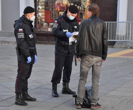 Москва. Полицейские проверяют документы  у прохожих.