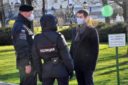 Москва. Полицейские проверяют документы  у прохожих.