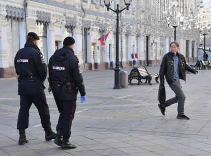 Москва. Сотрудники полиции на Никольской улице.