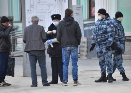 Москва. Проверка документов на улице города.