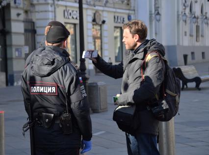 Москва. Полицейские проверяют документы у прохожих.