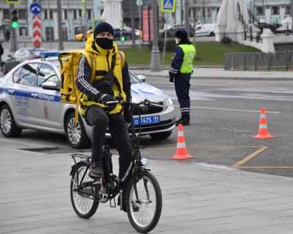 Москва. Сотрудник сервиса доставки еды.