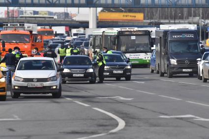 Москва. Сотрудник дорожно-патрульной службы ГИБДД во время проверки электронного пропуска у водителя на блокпосту при въезде в Москву.