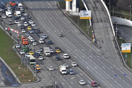 Москва. Проверка электронных  пропусков у водителей на блокпосту при въезде в Москву.