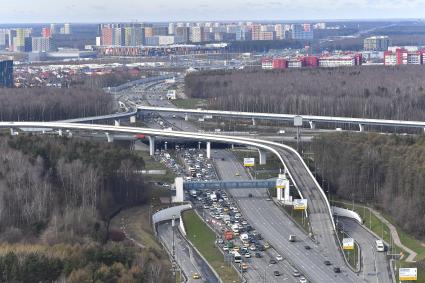 Москва. Проверка электронных  пропусков у водителей на блокпосту при въезде в Москву.