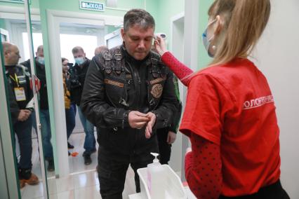 Красноярск. Члены байкерского клуба, которые присоединились к волонтерскому движению проходят медицинское обследование.