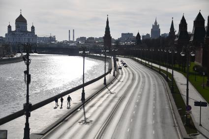 Москва. Вид на Кремлевскую набережную и Кремль.