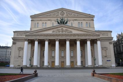 Москва. Опустевшая площадь перед зданием Большого театра.