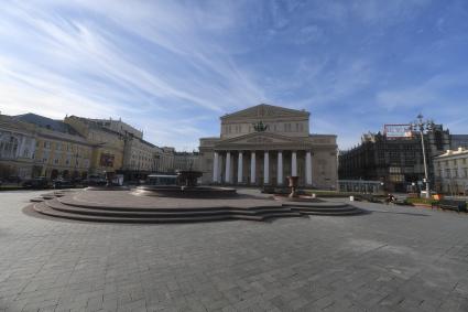 Москва. Опустевшая площадь перед зданием Большого театра.