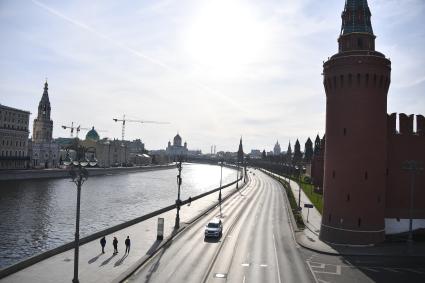 Москва. Вид на Кремлевскую набережную и Кремль.