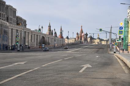 Москва.  Вид на пустой Большой Москворецкий мост.