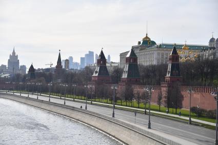 Москва. Вид на Кремлевскую набережную и Кремль.