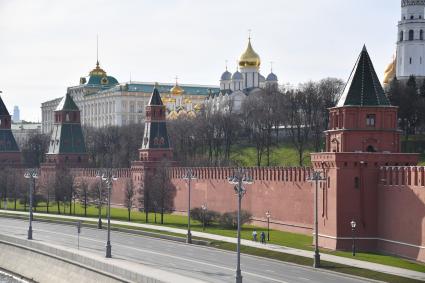 Москва. Вид на Кремлевскую набережную и Кремль.