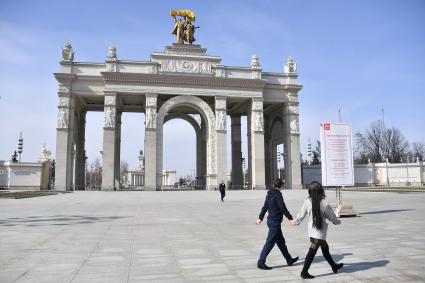 Москва.  Площадь перед закрытым входом на территорию ВДНХ.