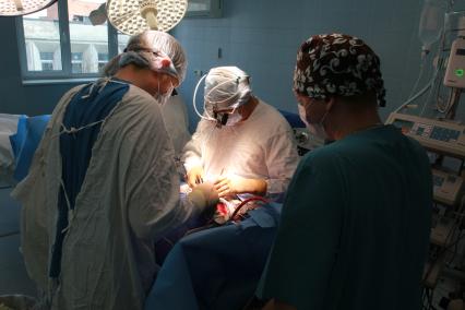 Иркутск. Проведение хирургической операции в операционном блоке.