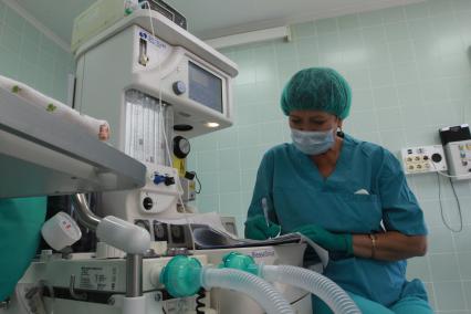 Иркутск.  Проведение хирургической операции в операционном блоке.