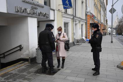 Москва.  Полицейские проверяют документы у прохожих на улице.