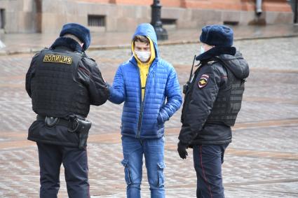 Москва.  Полицейские проверяют документы у прохожих на улице.