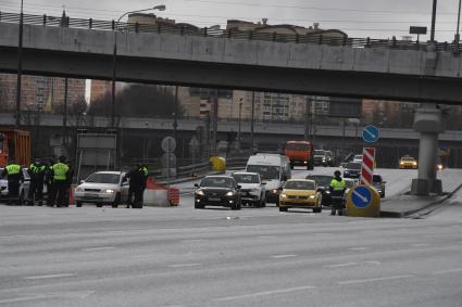 Москва. Сотрудник дорожно-патрульной службы ГИБДД во время проверки электронного пропуска у водителя на блокпосту при въезде в Москву.