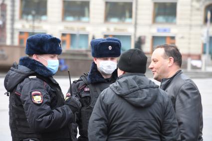 Москва.  Полицейские проверяют документы у прохожих на улице.