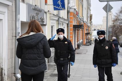 Москва.  Полицейские проверяют документы у прохожих на улице.