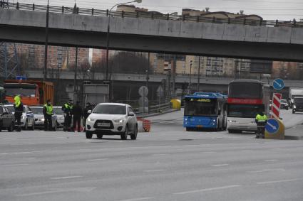 Москва. Сотрудник дорожно-патрульной службы ГИБДД во время проверки электронного пропуска у водителя на блокпосту при въезде в Москву.