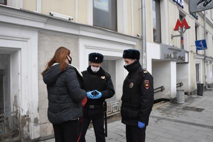 Москва.  Полицейские проверяют документы у прохожих на улице.