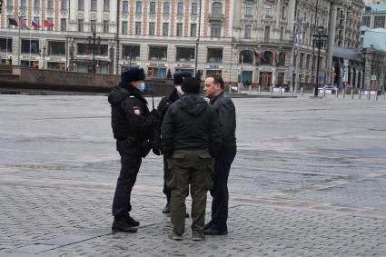 Москва.  Полицейские проверяют документы у прохожих на улице.