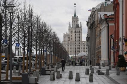 Москва.  Пустынные улицы.