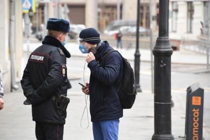 Москва.  Полицейские проверяют документы у прохожих на улице.