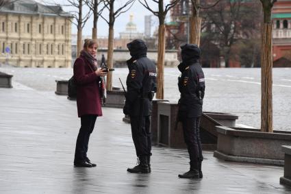 Москва.  Полицейские проверяют документы у прохожих на Красной площади.