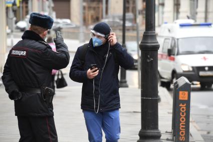 Москва.  Полицейские проверяют документы у прохожих на улице.