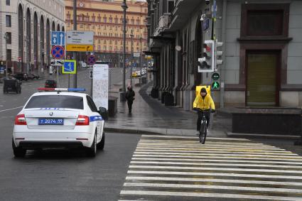 Москва.  Сотрудник сервиса доставки еды на улице.