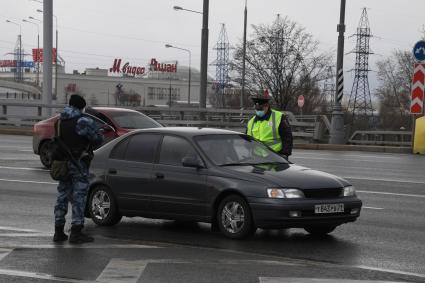 Москва.  Полицейский проверяет пропуск у водителя.