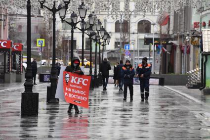 Москва.  Мужчина с рекламой  кафе KFC.