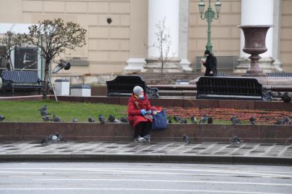 Москва.  Женщина в медицинской маске  у Большого Театра.