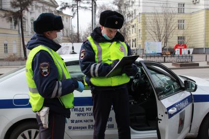 Иркутск.  Инспекторы ДПС  во время дежурства.