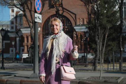 Красноярск. Девушка с букетом вербы в Вербное воскресенье.