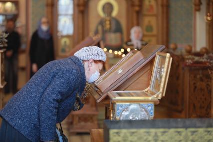 Красноярск. Верующие в Вербное воскресенье на службе в церкви.