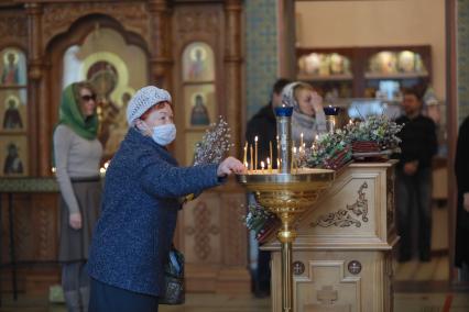 Красноярск. Верующие в Вербное воскресенье на службе в церкви.