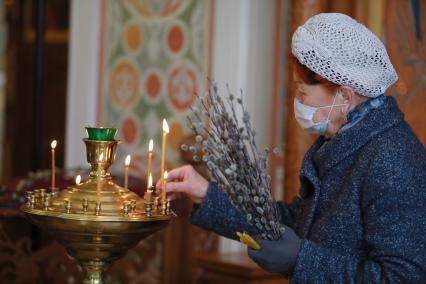 Красноярск. Верующие в Вербное воскресенье на службе в церкви.