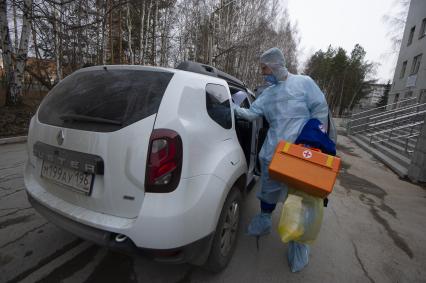 Екатеринбург. Врач выездной неотложной помощи собирается на вызов во время эпидемии коронавирусной инфекции COVID-19