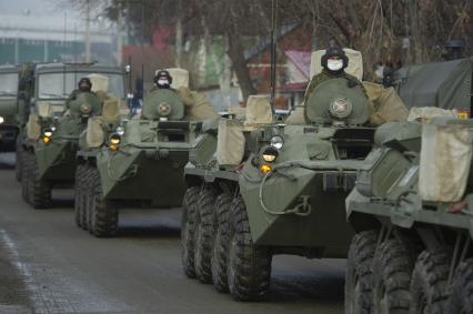 Екатеринбург. Колонна военной техники учавствующей в репетиции парада. На фото самоходный миномет 2С23 \'Нона-СВК\'. Военнослужащие в медицинских масках для нераспространения коронавирусной инфекции COVID-19