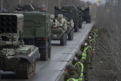 Екатеринбург. Колонна военной техники учавствующей в репетиции парада. Военнослужащие в медицинских масках для нераспространения коронавирусной инфекции COVID-19