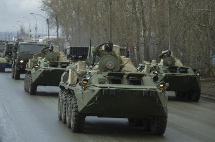 Екатеринбург. Колонна военной техники учавствующей в репетиции парада. На фото: разведывательная химическая машина РХМ-6. Военнослужащие в медицинских масках для нераспространения коронавирусной инфекции COVID-19