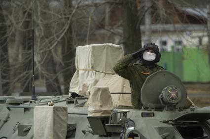 Екатеринбург. Колонна военной техники учавствующей в репетиции парада. На фото: разведывательная химическая машина РХМ-6. Военнослужащие в медицинских масках для нераспространения коронавирусной инфекции COVID-19