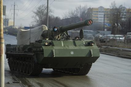 Екатеринбург. Колонна военной техники учавствующей в репетиции парада. На фото самоходная пушка 2с7 \'Малка\'. Военнослужащие в медицинских масках для нераспространения коронавирусной инфекции COVID-19